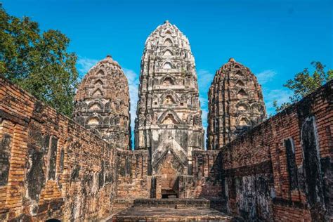 Den Monerliga Upproret: En Krigisk Flodvågs Konsekvenser för Tidigt Sukhothai och Den Indiska Inflytandet